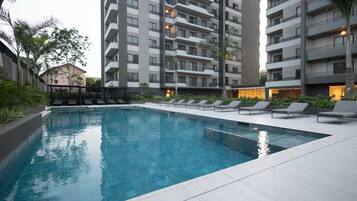 Ulkouima-allas, ilmaisia cabañoita, aurinkovarjoja