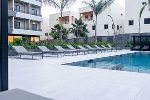 Outdoor pool, free cabanas, pool umbrellas - Peravi Suites at The Bantree (Accra)