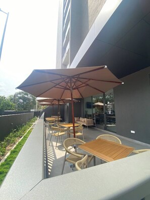 Outdoor dining - Peravi Suites at The Bantree (Accra)