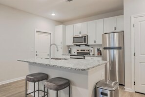 Refrigerador y comedor 