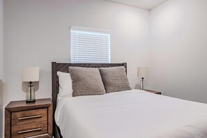 1 bedroom, desk, iron/ironing board, WiFi - Landing | Chic 1BD, Gym, Pool (San Marcos)