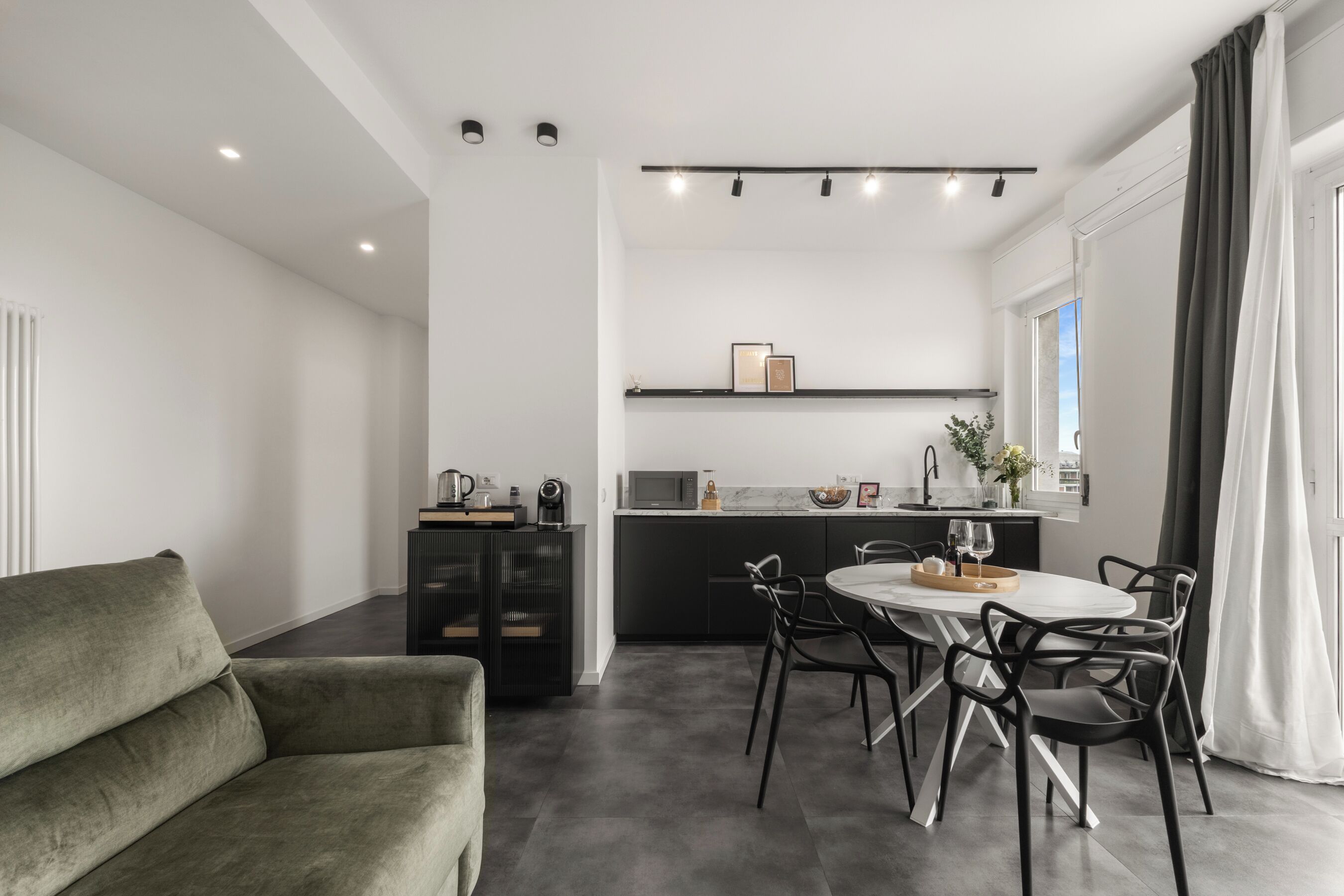 Een moderne keuken met een eethoek, een bank en uitzicht op de omgeving.