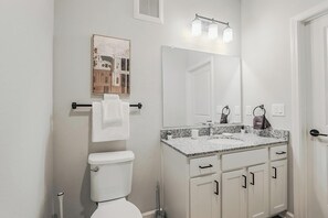 Bathroom - Landing | Beautiful 1BD, Pool, Gym (San Marcos)