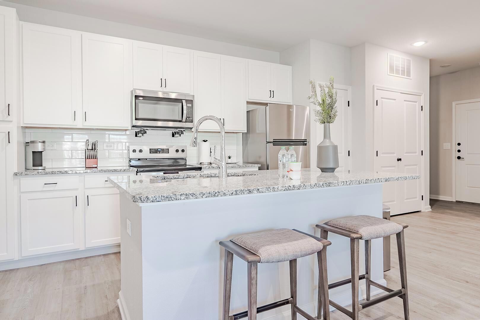 Køleskab, spisebord