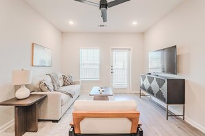 Smart TV - Landing | Stylish 1BD, Clubhouse, Gym (San Marcos)