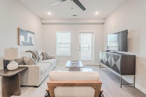 Smart TV - Landing | Stylish 1BD, Gym, Pool (San Marcos)