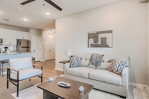 Living area - Landing | Incredible 1BD, Pool, Gym (San Marcos)