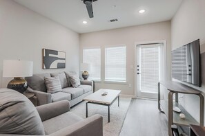 Smart TV - Landing | Stunning 2BD, Gym, Pool (San Marcos)