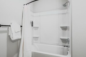 Bathroom - Landing | Stunning 2BD, Pool, Gym (San Marcos)