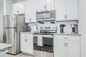 Fridge, dining tables - Landing | Stunning 2BD, Pool, Gym (San Marcos)