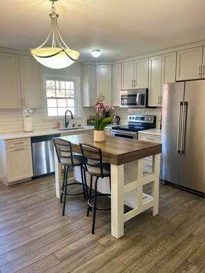 Kylskåp, mikrovågsugn, ugn och spishäll