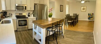 Inviting Home, Mountain Views, Minutes to Downtown Asheville & Weaverville