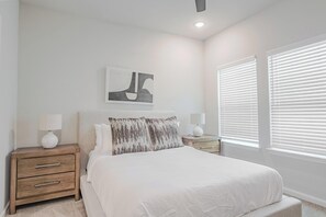 1 bedroom, desk, iron/ironing board, WiFi - Landing | Incredible 1BD, Pool, Clubhouse (San Marcos)