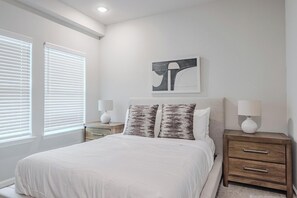 1 bedroom, desk, iron/ironing board, WiFi - Landing | Modern 1BD, Clubhouse, Pool (San Marcos)