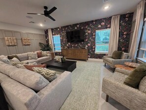 Smart TV - Landing | Spectacular 2BD, Gym, Pool (San Marcos)