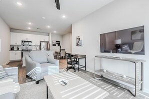 Smart TV - Landing | Spectacular 2BD, Gym, Pool (San Marcos)