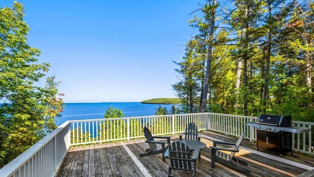 Outdoor dining - Garrett Bay View Cottage · 3 Acres · Fireplace (Ellison Bay)