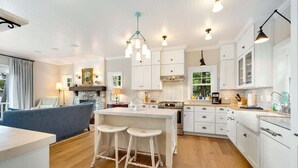 Private kitchen - Garrett Bay View Cottage · 3 Acres · Fireplace (Ellison Bay)