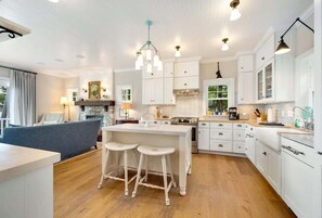 Private kitchen - Garrett Bay View Cottage · 3 Acres · Fireplace (Ellison Bay)