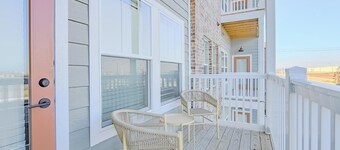 Landing | Modern 2BD, Clubhouse, Pool