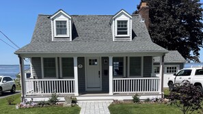 Exterior - WATERFRONT Cottage ON THE BAY– Stunning Views & Steps to Beach, Park & Bike Path (Bristol)