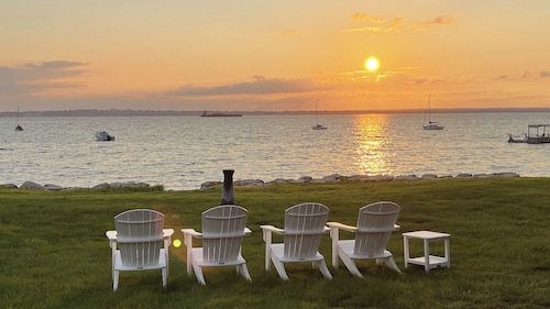 WATERFRONT Cottage ON THE BAY– Stunning Views & Steps to Beach, Park & Bike Path