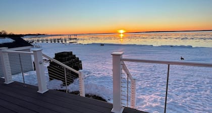 WATERFRONT Cottage ON THE BAY– Stunning Views & Steps to Beach, Park & Bike Path