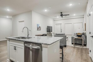Fridge, dining tables - Landing | Amazing 2BD, Clubhouse, Gym (San Marcos)
