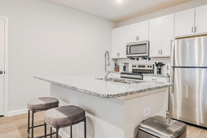 Fridge, dining tables - Landing | Amazing 2BD, Clubhouse, Gym (San Marcos)