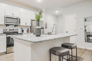 Fridge, dining tables - Landing | Amazing 1BD, Clubhouse, Gym (San Marcos)