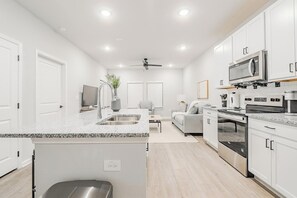 Fridge, dining tables - Landing | Amazing 1BD, Clubhouse, Gym (San Marcos)