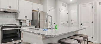 Landing | Stunning 2BD, Clubhouse, Pool