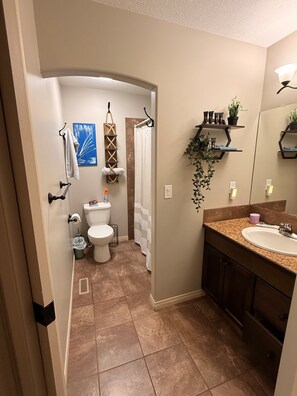 Shower, hair dryer, towels, soap - Bring the Crew! Lake Days + Big Space up to 10 (Sylvan Lake)