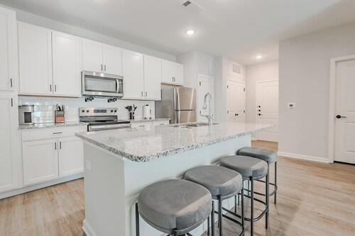 Landing | Spectacular 2BD, Pool, Gym