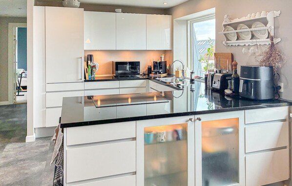 Fridge, microwave, stovetop, dishwasher