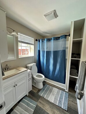 Shower, hair dryer, towels, soap - 2-bedroom townhome in terrific Panama City Bech with Private Pool (Panama City)