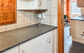 Frigorífico, microondas, placa de cocina y lavavajillas