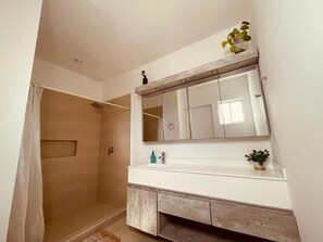 Serviettes fournies, savon, papier toilette