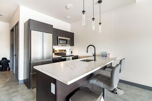 Een koelkast, een eettafel