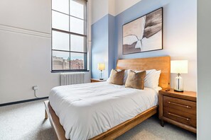 1 slaapkamer, een bureau, een strijkplank/strijkijzer, wifi