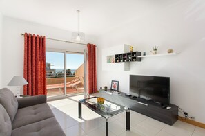 Smart TV - Super Beach Apartment w/ Pool in the private condominium of Quinta da Barracuda (Albufeira)