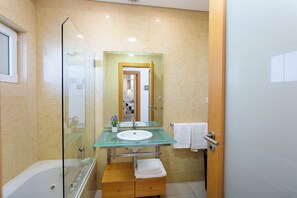 Hair dryer, bidet, towels, soap - Super Beach Apartment w/ Pool in the private condominium of Quinta da Barracuda (Albufeira)