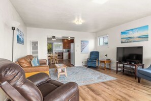 TV, offices - Sea Cliff Vista – Iconic West Cliff Walk! (Santa Cruz)