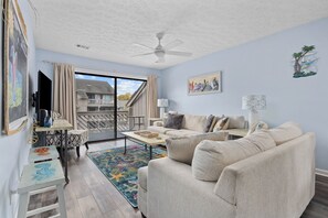 Smart TV, DVD player - Condo with indoor & outdoor pools. 3 min walk to the beach! Shipwatch Pointe II (Myrtle Beach)