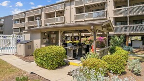 Property grounds - Condo with indoor & outdoor pools. 3 min walk to the beach! Shipwatch Pointe II (Myrtle Beach)