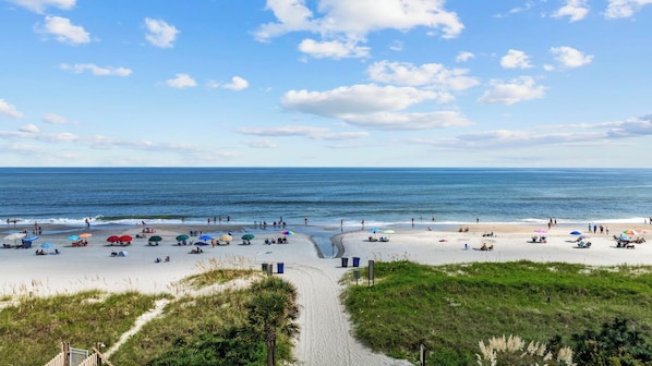 Sun-loungers - Condo with indoor & outdoor pools. 3 min walk to the beach! Shipwatch Pointe II (Myrtle Beach)