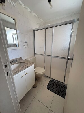 Shower - Enseada - Guarujá - Apartment with air conditioning, balcony and 3 suites (Guarujá)