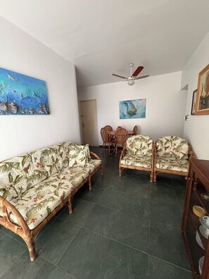 Living area - Enseada - Guarujá - Apartment with air conditioning, balcony and 3 suites (Guarujá)