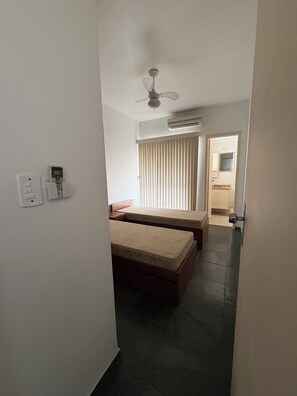 Iron/ironing board - Enseada - Guarujá - Apartment with air conditioning, balcony and 3 suites (Guarujá)