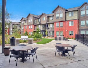 Outdoor dining - Landing | Spectacular 2BD, Gym, Clubhouse (Marysville)